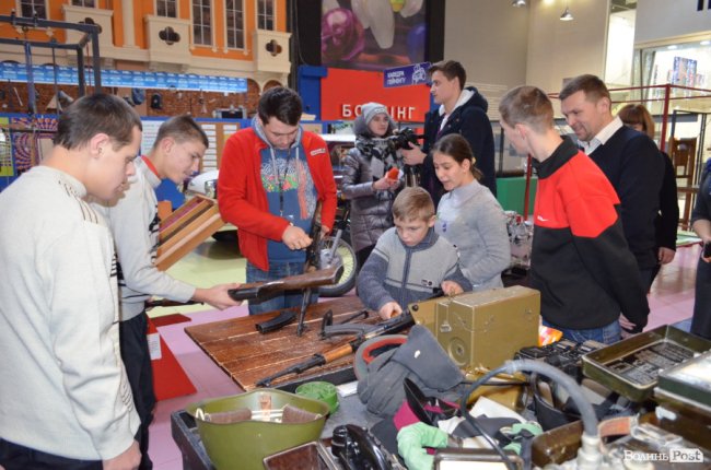 Заступник голови Волинської ОДА показав дива науки і техніки особливим діткам. ФОТО