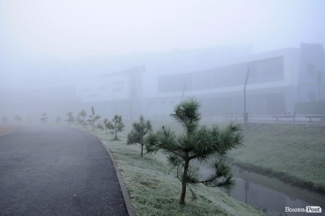 Паморозь і густий туман: чарівний ранок у Луцьку. ФОТО