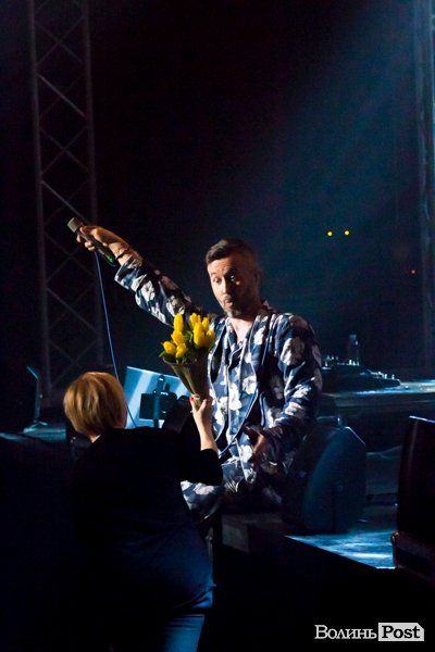 Квітчаста піжама, босі ноги і сотні «дякую»: у Луцьку – «майже квартирник» Бабкіна. ФОТО