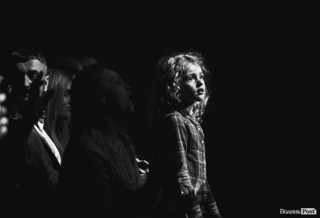 Квітчаста піжама, босі ноги і сотні «дякую»: у Луцьку – «майже квартирник» Бабкіна. ФОТО