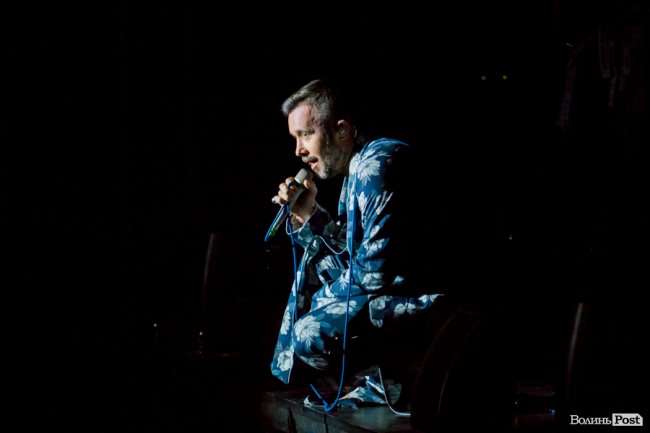 Квітчаста піжама, босі ноги і сотні «дякую»: у Луцьку – «майже квартирник» Бабкіна. ФОТО