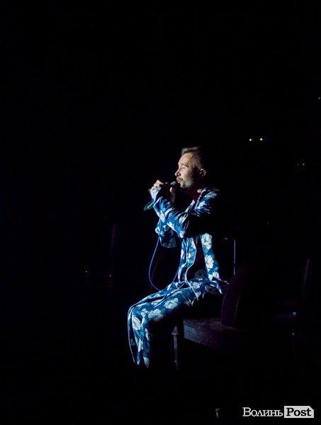 Квітчаста піжама, босі ноги і сотні «дякую»: у Луцьку – «майже квартирник» Бабкіна. ФОТО