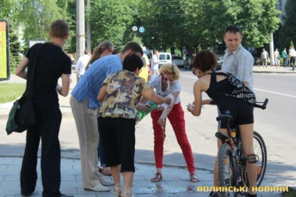 Аварія в Луцьку: жінка вскочила під колеса авто. ФОТО. ВІДЕО