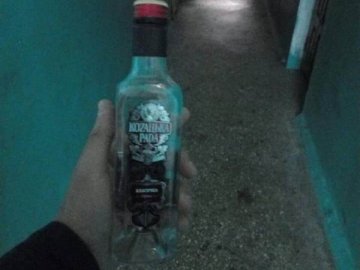 Лучанин продавав сурогат у квартирі. ФОТО