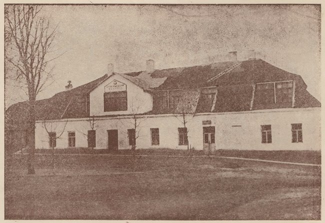 Школа імені Станіслава Яховича в Луцькому замку, здана в експлуатацію 6 липня 1924 р. Фото надруковане в 1926 р.