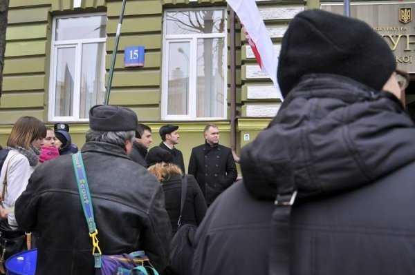«Сидячий» пікет під прокуратурою Волині. ФОТО