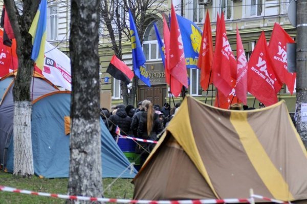 «Сидячий» пікет під прокуратурою Волині. ФОТО