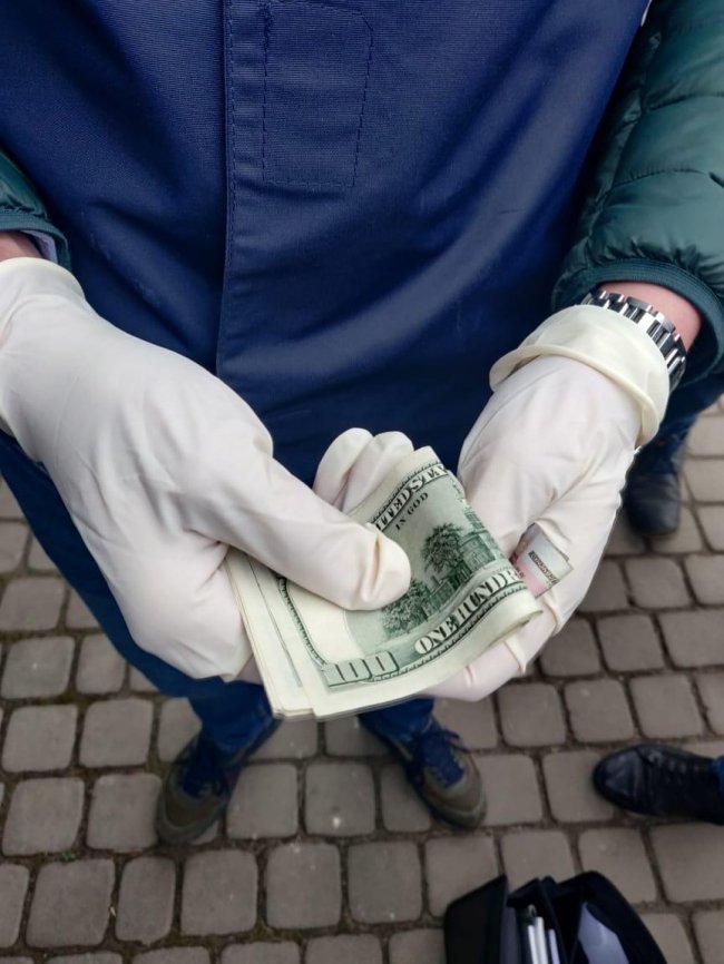 Судитимуть поліцейського з Волині, який взяв 800 доларів хабара