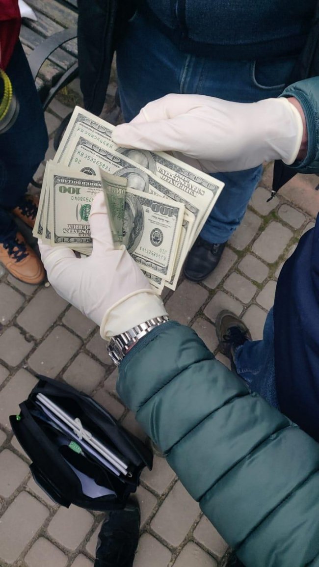 Судитимуть поліцейського з Волині, який взяв 800 доларів хабара