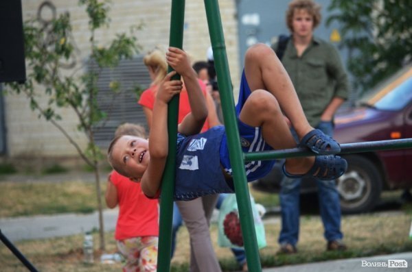 Акробати та гімнасти відкрили спортивний майданчик у Луцьку. ФОТО