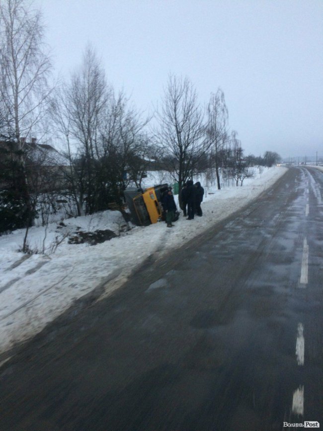 Біля Луцька вантажівка злетіла з дороги. ФОТО