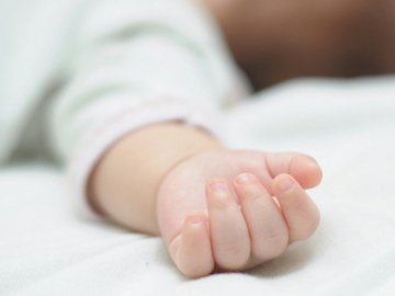 На Рівненщині чоловік 10 разів вдарив ножем дворічного сина. ВІДЕО