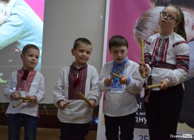 У Луцьку виступали «сонячні» люди. ФОТО