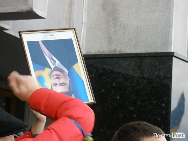У Луцьку плювали в портрети Януковича. ФОТО