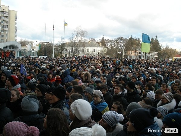 У Луцьку плювали в портрети Януковича. ФОТО