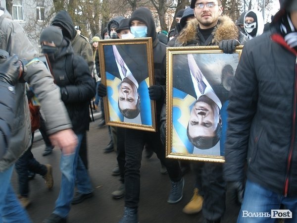 У Луцьку плювали в портрети Януковича. ФОТО