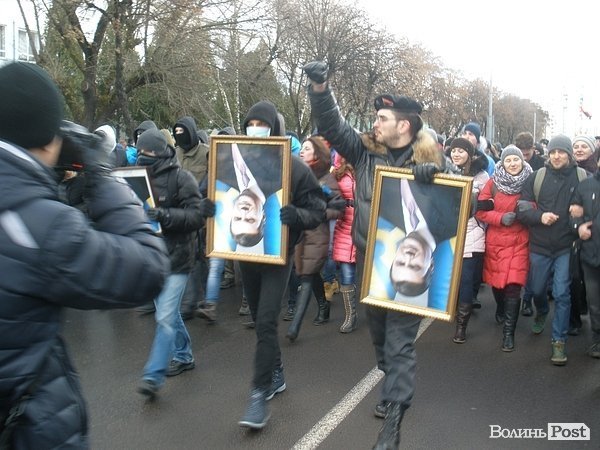 У Луцьку плювали в портрети Януковича. ФОТО