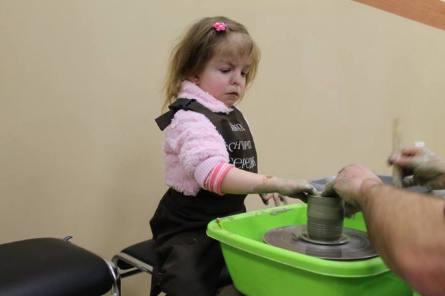 На Волині особливі діти ліпили посуд із глини