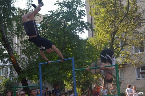 У луцьких дворах - нові спортивні майданчики. ФОТО