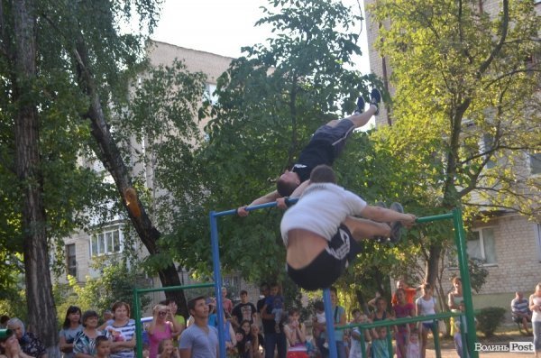 У луцьких дворах - нові спортивні майданчики. ФОТО