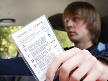 У Луцьку зловили водія, який їздив з купленими правами 12-ти категорій