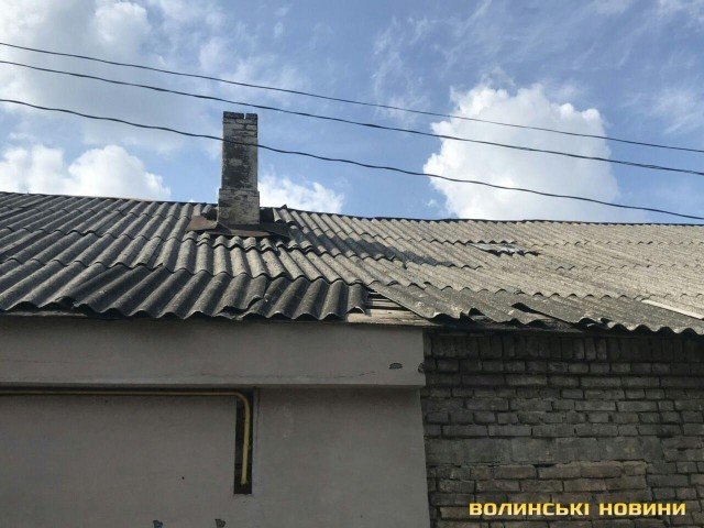 У Луцьку вантажівка пошкодила дах приватного будинку. ФОТО