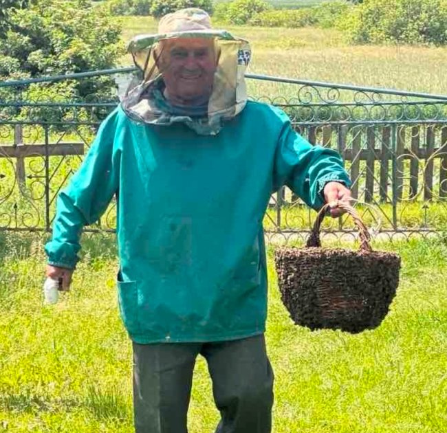 83-річний пасічник з Волині доглядає 25 роїв та частує медом односельчан