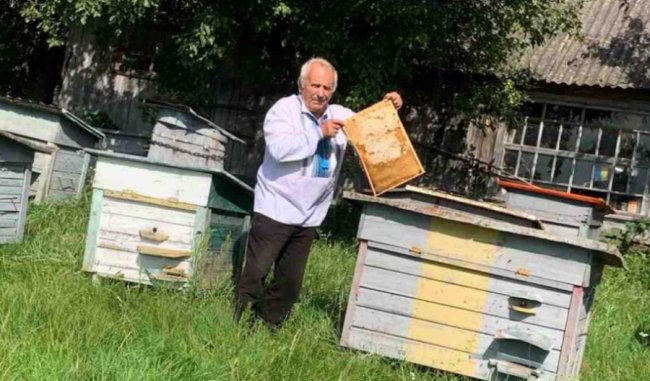 83-річний пасічник з Волині доглядає 25 роїв та частує медом односельчан
