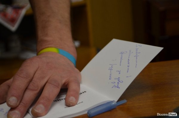 У Луцьку автор «Небо Донбасу» роздавав книги на презентації. ФОТО