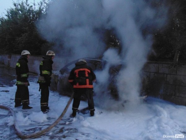 Невідомі спалили машину дружини громадського діяча Володимира Пащенка. ФОТО