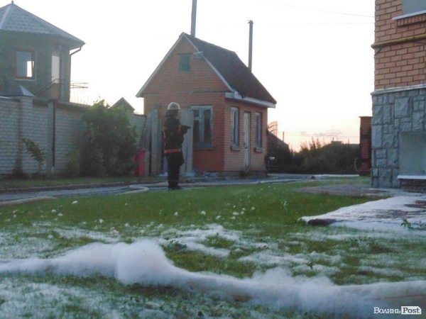 Невідомі спалили машину дружини громадського діяча Володимира Пащенка. ФОТО