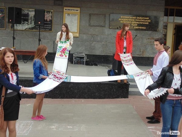 «Єдина країна»: флешмоб у центрі Луцька. ФОТО