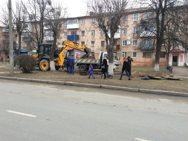 Ковельчани не хочуть торгівельних павільйонів під вікнами своїх будинків. ФОТО