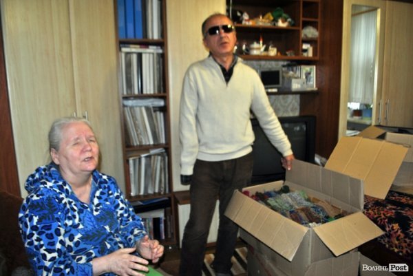 У Луцьку незряча бабуся зв'язала 318 рукавиць для бійців АТО