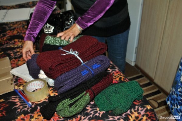 У Луцьку незряча бабуся зв'язала 318 рукавиць для бійців АТО