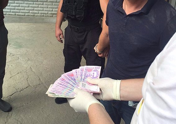 На Одещині на хабарі зловили поліцейського.ФОТО