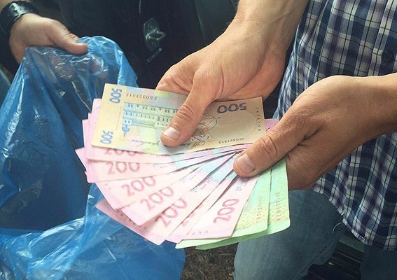 На Одещині на хабарі зловили поліцейського.ФОТО