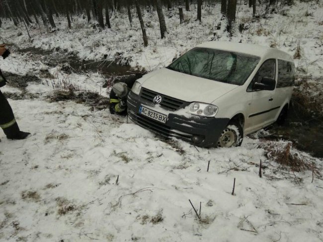 Волинські рятувальники витягли автівку, яка злетіла у кювет. ФОТО 