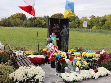 На могилі волинського Героя майорять прапори України та Польщі