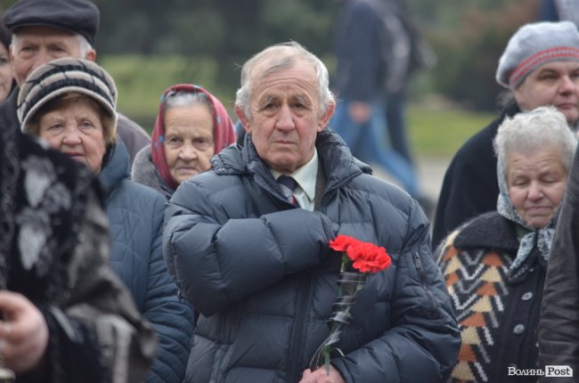 У Луцьку поклали квіти до пам’ятника Шевченку. ФОТО