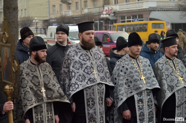 У Луцьку поклали квіти до пам’ятника Шевченку. ФОТО