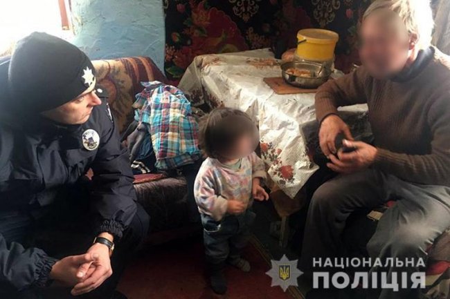 Чотирьох відібрали, а ще двоє – померли: горе-мати залишила 2-річного сина на пенсіонера, доки народжувала 8 дитину