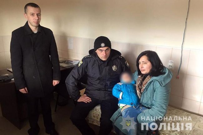 Чотирьох відібрали, а ще двоє – померли: горе-мати залишила 2-річного сина на пенсіонера, доки народжувала 8 дитину