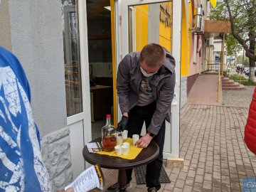 Гостям навіть наливали: на Волині під час карантину влаштували відкриття пекарні. ФОТО