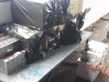 На волинській митниці у рейсовому автобусі знайшли сховок із контрабандними цигарками. ФОТО
