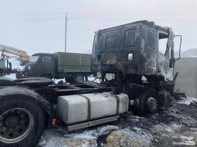 Невідомі спалили екскаватор і два автомобілі голови ОТГ під Луцьком. ФОТО