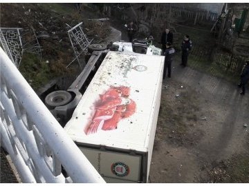 У Криму вантажівка з вагітною пасажиркою впала з мосту. ФОТО. ВІДЕО