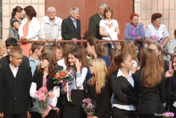 Перший дзвоник у  «найкращій луцькій школі». ФОТО
