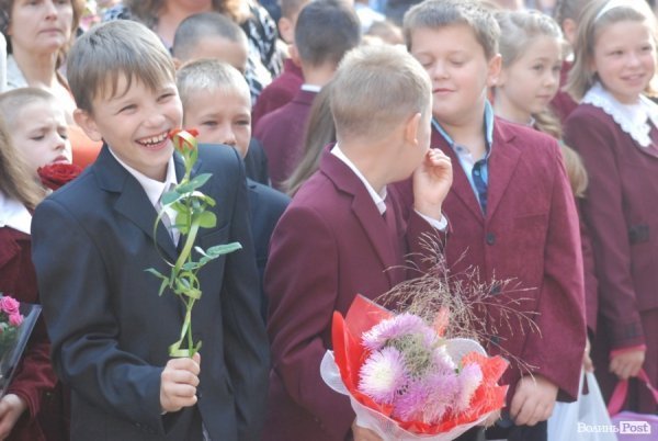 Перший дзвоник у  «найкращій луцькій школі». ФОТО