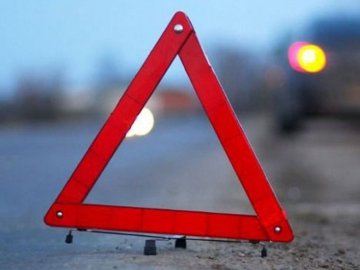 У Луцьку на перехресті водій в'їхав  у дорожній знак: деталі аварії. ВІДЕО